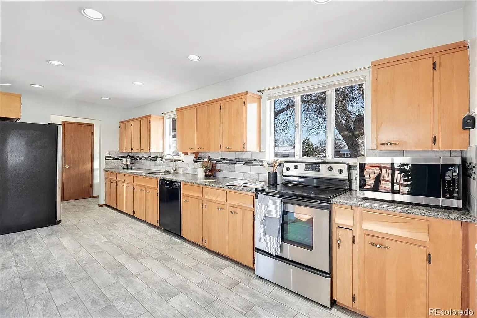 3 bed, 1.5 bath, 1276 sqft, $2,800 — Photo 4