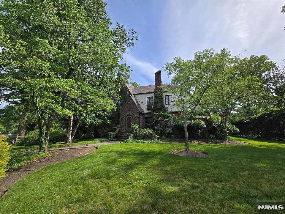 1st image of 220 Manor Rd