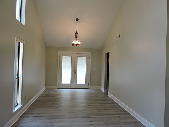 4th image of 604 Greenwood Cv E