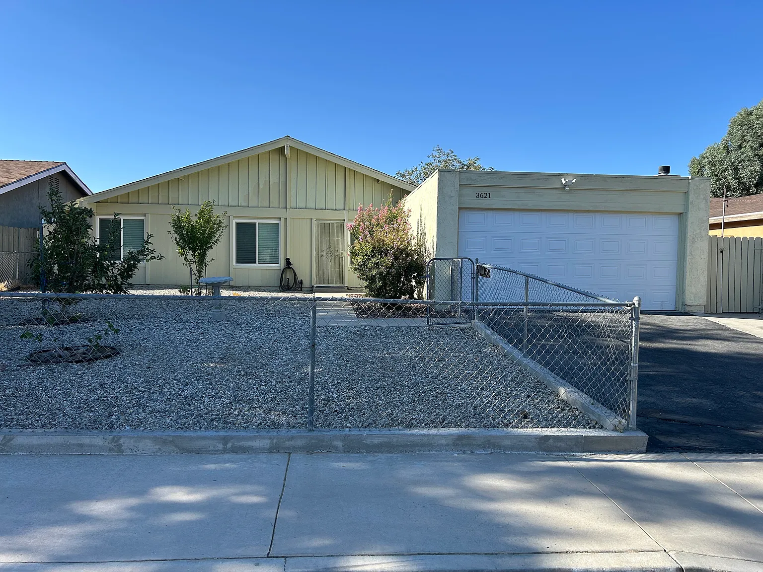 3 bed, 936 sqft, $2,400 — Photo 1