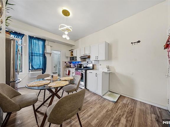 3rd image of 326 32nd Street