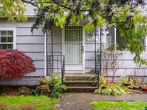 3rd image of 1926 SE Holman Ave