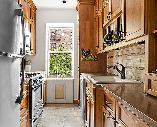4th image of 901 Avenue N #L
