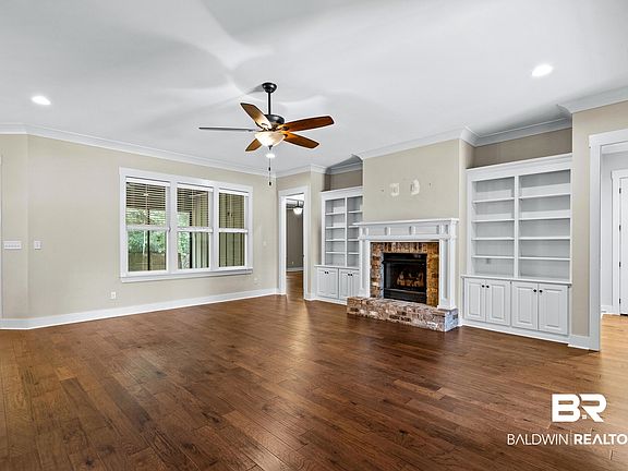 5th image of 239 Wentworth St