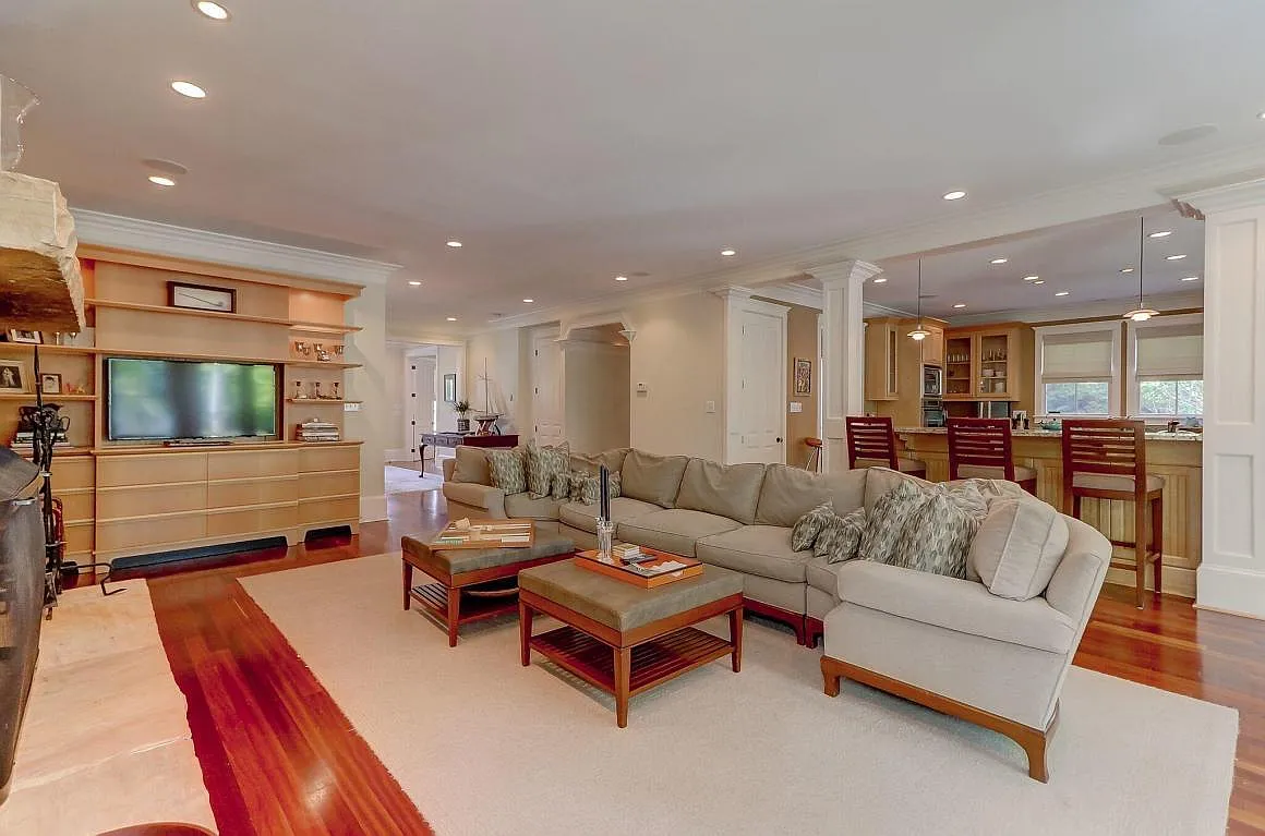 4 bed, 4.5 bath, 4734 sqft, $12,000 — Photo 4
