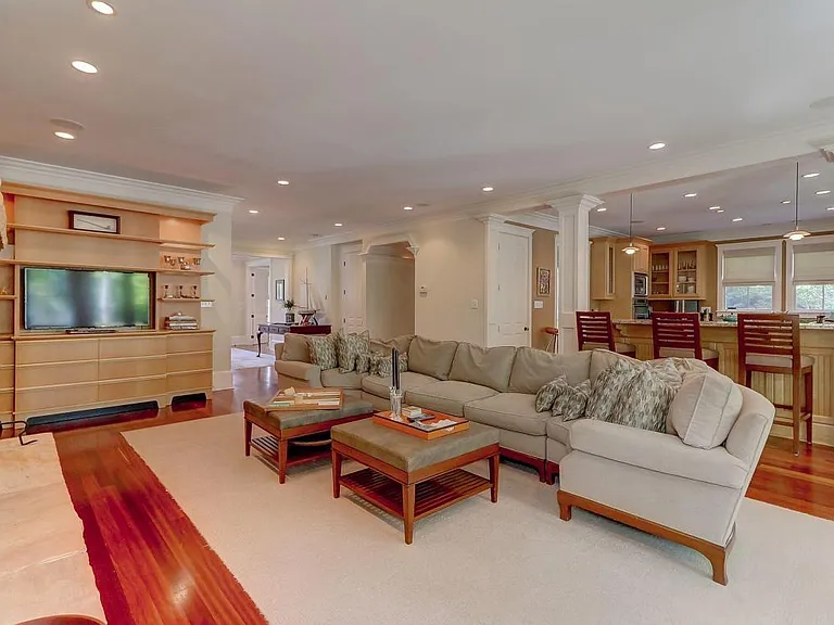 1312 Thompson Ave — Photo 4