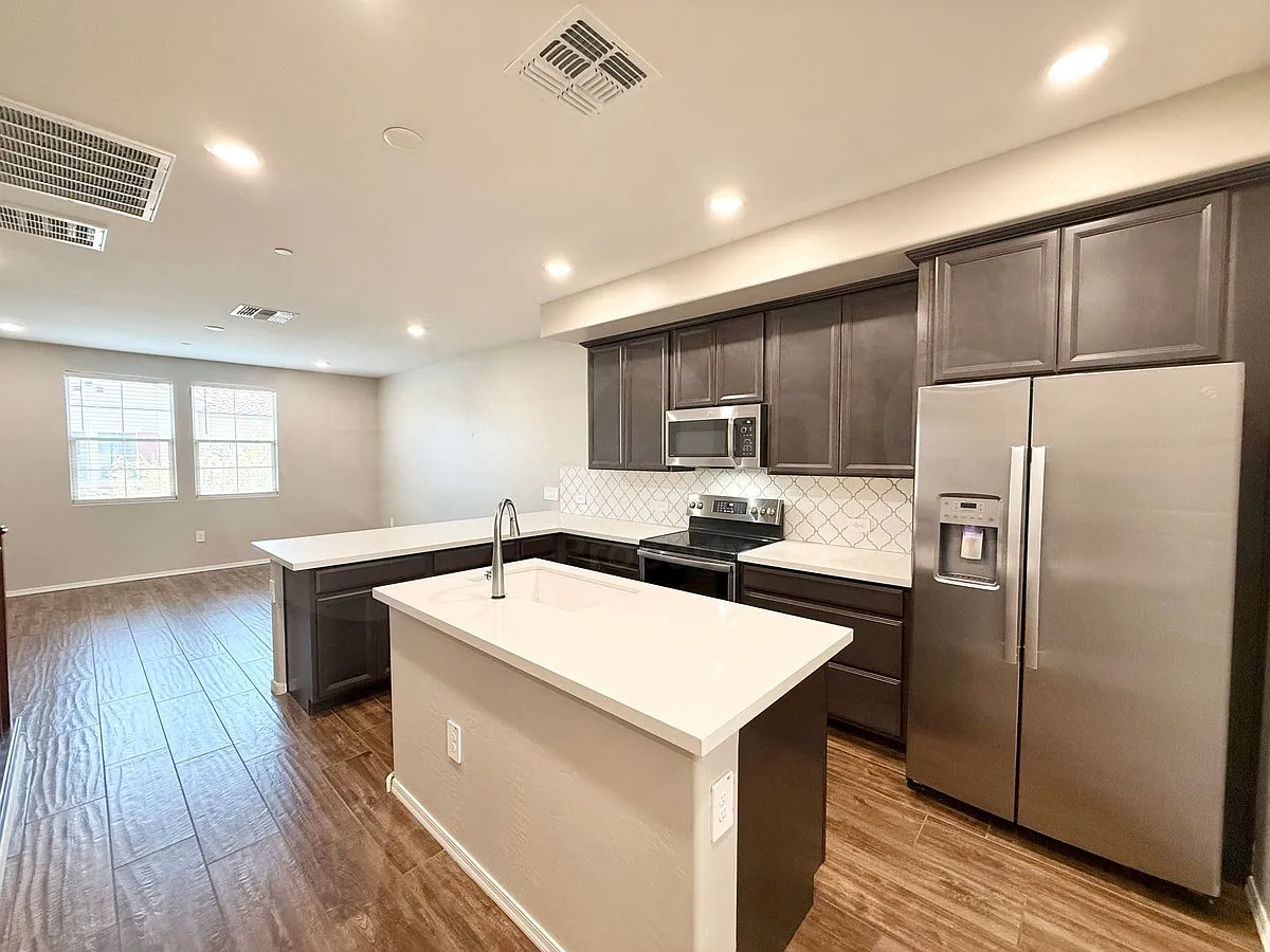 2 bed, 2.0 bath, $1,800 — Photo 3