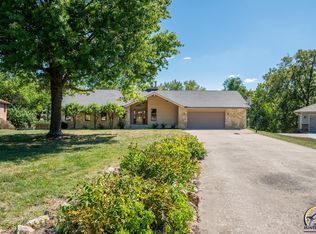 3807 SE 32nd St, Topeka, KS 66605