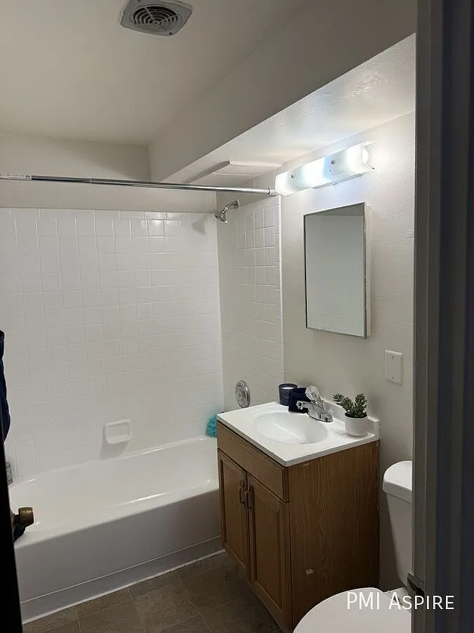 1-bed, 1-bath Refreshed Apartment in Popular Sloan's Lake Neighborhood — Photo 4