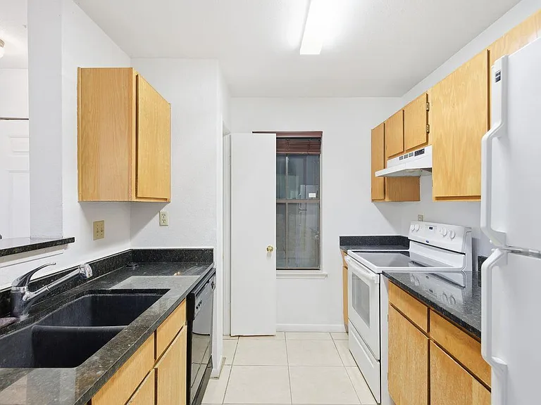 4500 E Oltorf St — Photo 10