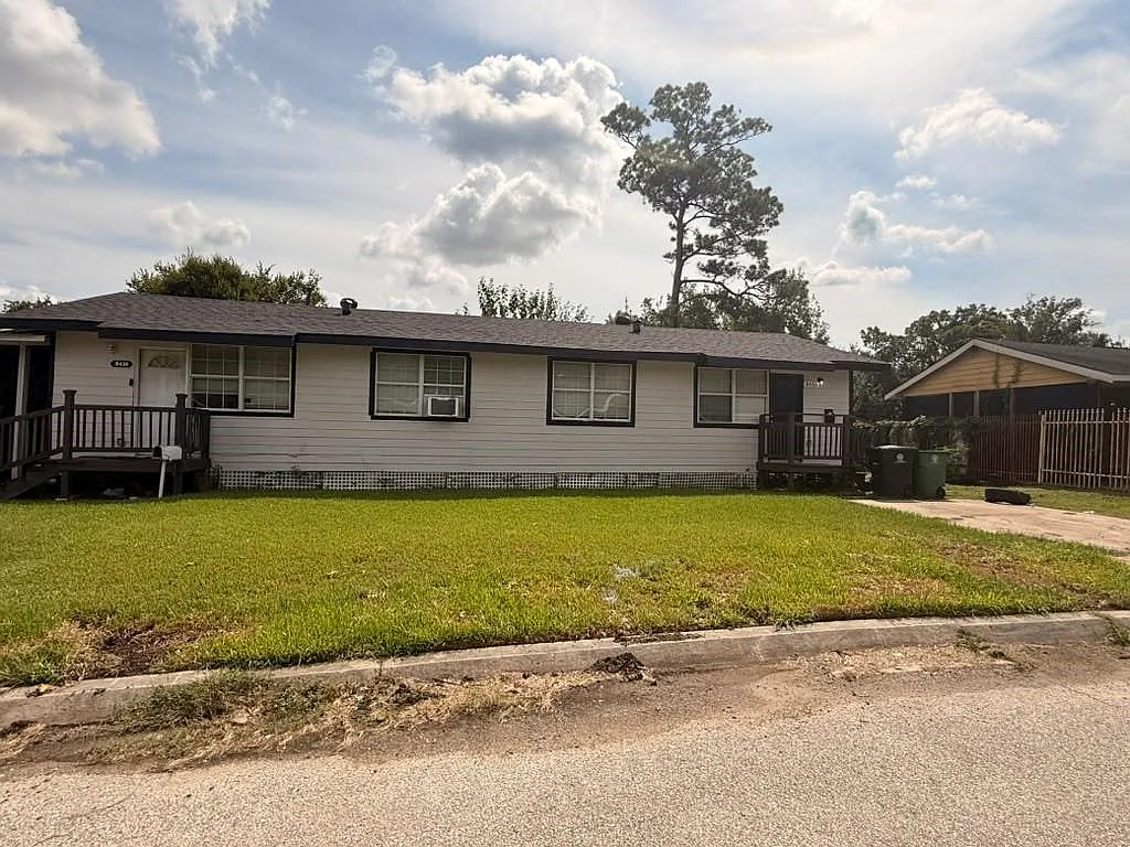 2 bed, 1.0 bath, 672 sqft, $1,100 — Photo 2