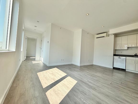 3rd image of 165 Vanderbilt Ave APT 3C