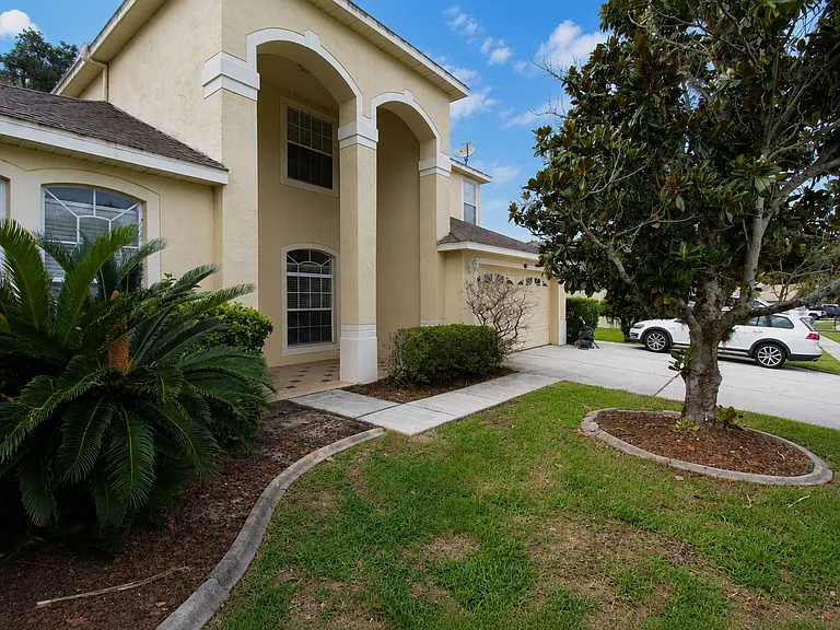 410 Sandringham Ct — Photo 1