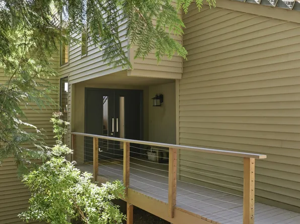 7024 SW Canyon Dr, Portland, OR 97225