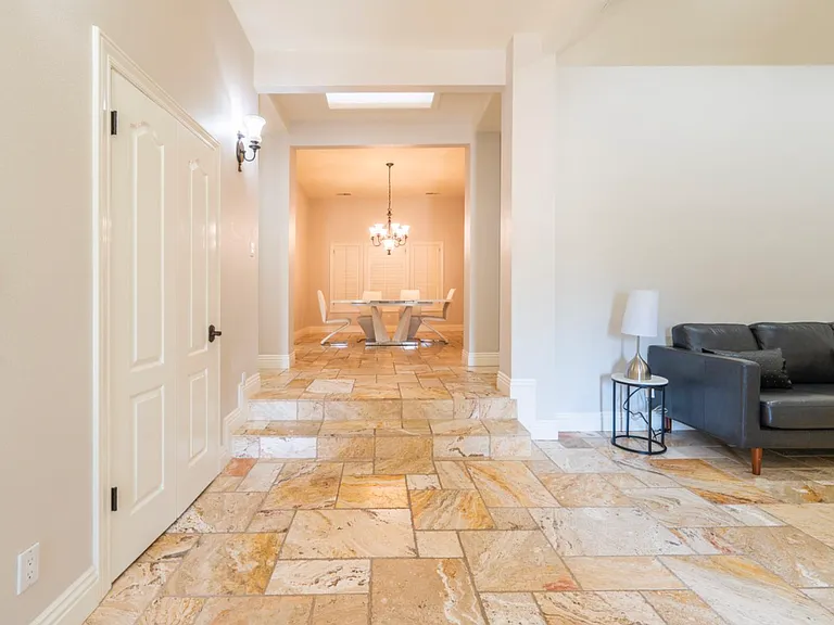 585 E Chesapeake Cir — Photo 4