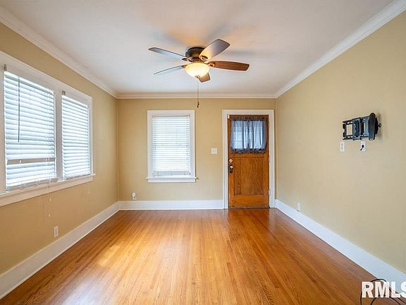 5th image of 1017 E Maywood Ave