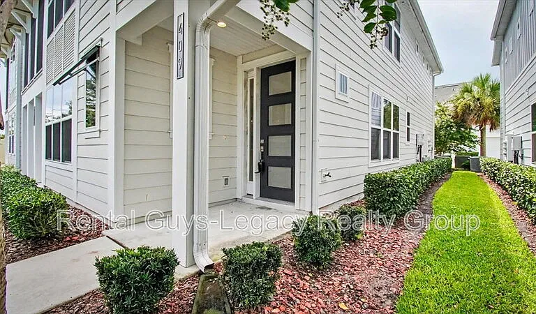 409 Crestview Dr — Photo 2