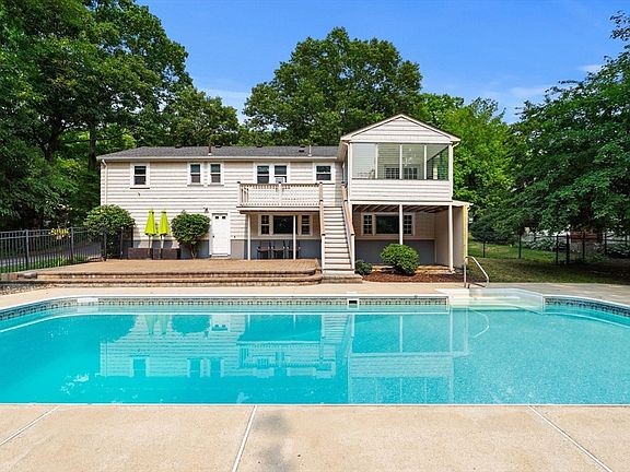 3rd image of 15 Crestwood Dr