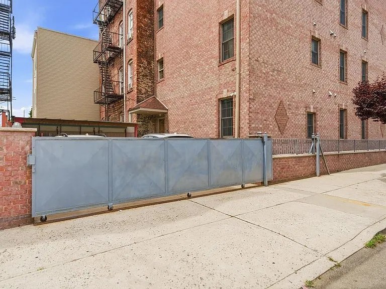 21 Saint Pauls Ave #1 — Photo 25