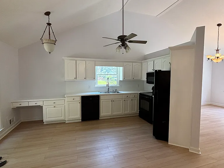 38 Stonehedge Dr — Photo 4