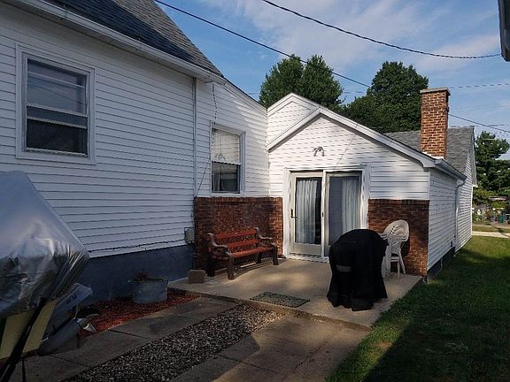 4th image of 302 2nd Ave NE