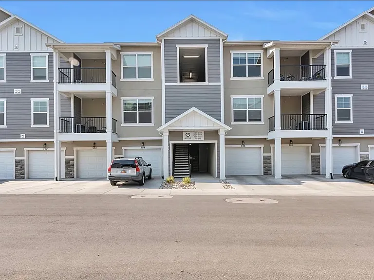 4234 W McKellen Dr #G102 — Photo 1