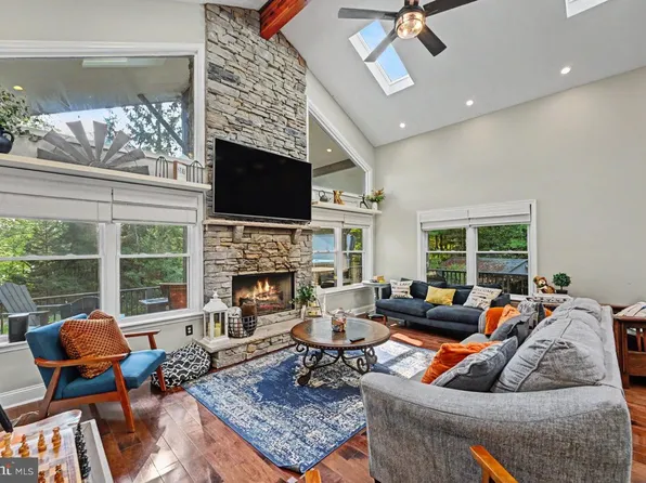 119 N Lake Dr, Lake Harmony, PA 18624