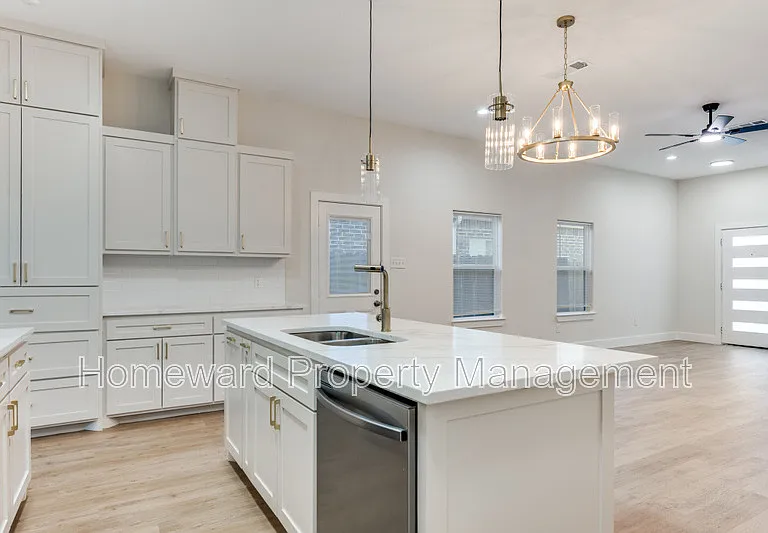 837 Stamps Ave — Photo 4
