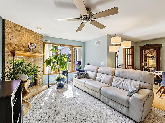 4th image of 819 Berry St