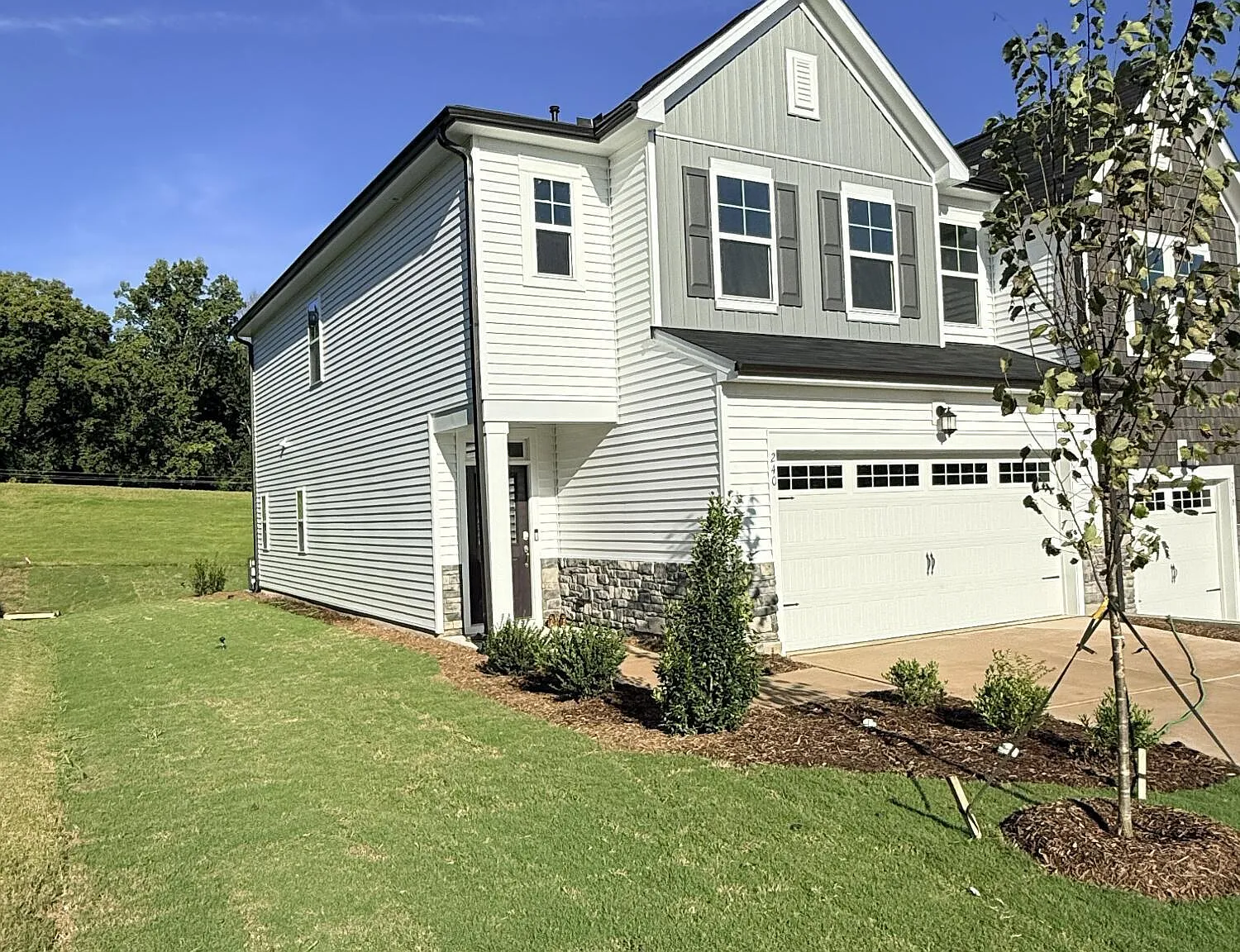 3 bed, 2.5 bath, 2050 sqft, $2,050 — Photo 3