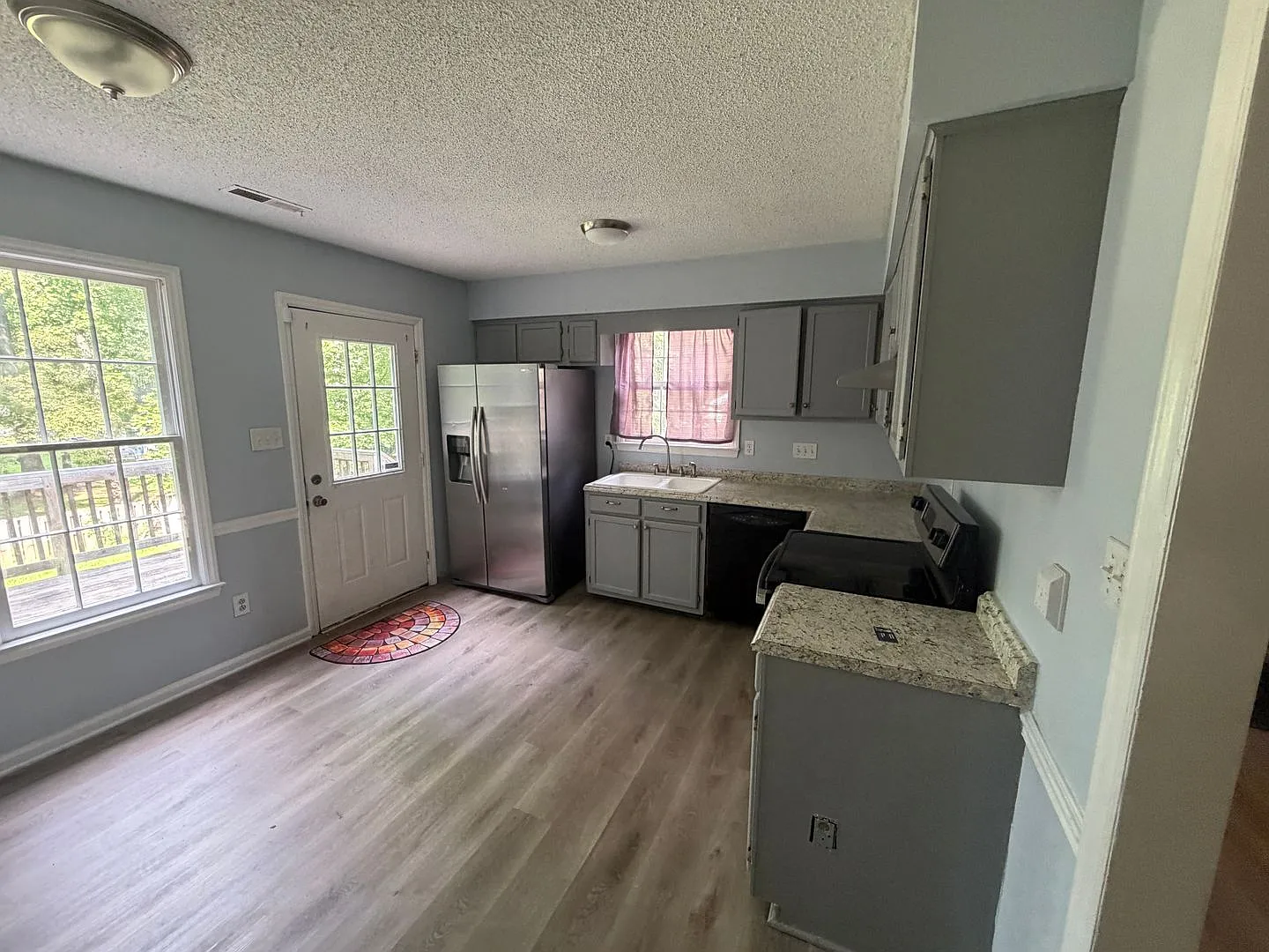 Spacious 4 Bedroom Home with Large Fenced Yard & Back Deck — Photo 3