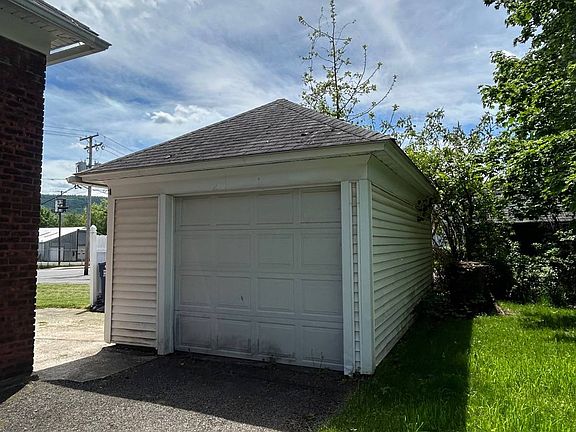 4th image of 14 Hickory St