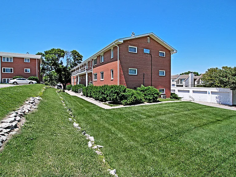 Flats on 75th — Photo 3