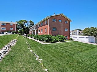 Flats on 75th, Omaha, NE 68124