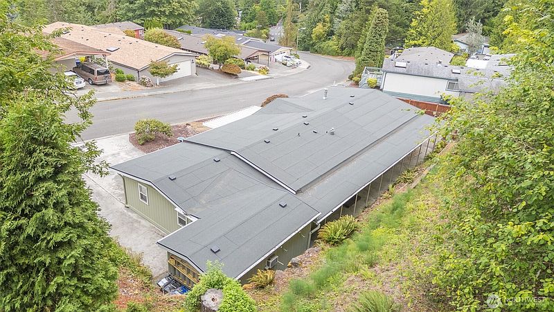 3rd image of 17336 Woodcrest Drive NE