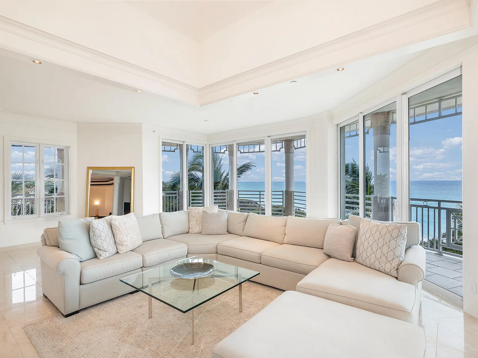 3 bed, 4.5 bath, 5000 sqft, $28,000 — Photo 2