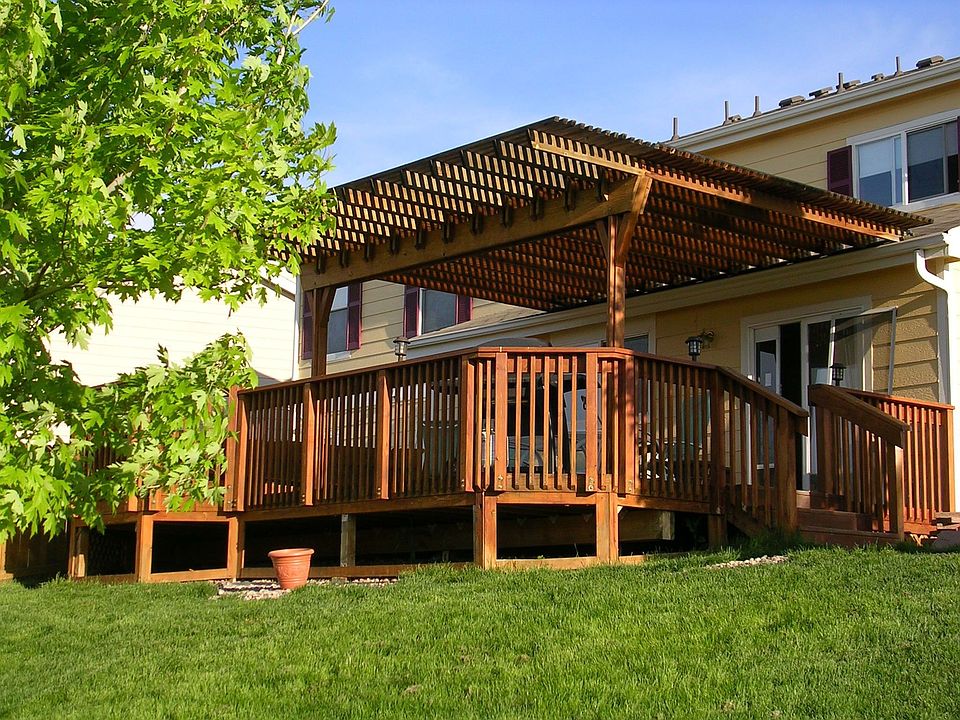 Deck overlooks neighborhood park