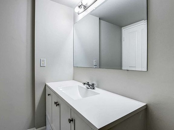 5th image of 88 Corporate Dr #1020