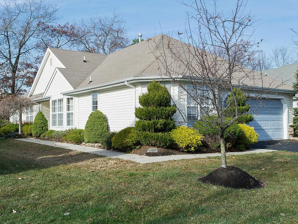 1st image of 20 Valley Stream Ln