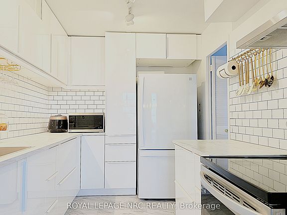 4th image of 35 Towering Heights Blvd Penthouse 1108
