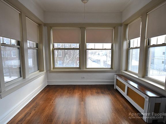 2nd image of 1910 W Ainslie St #2