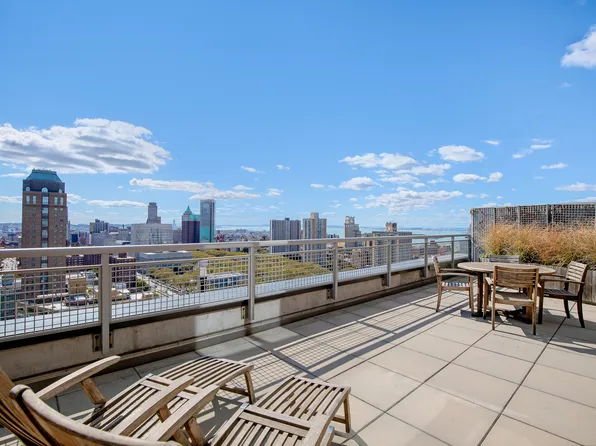 100 Jay Street image 6 of 9