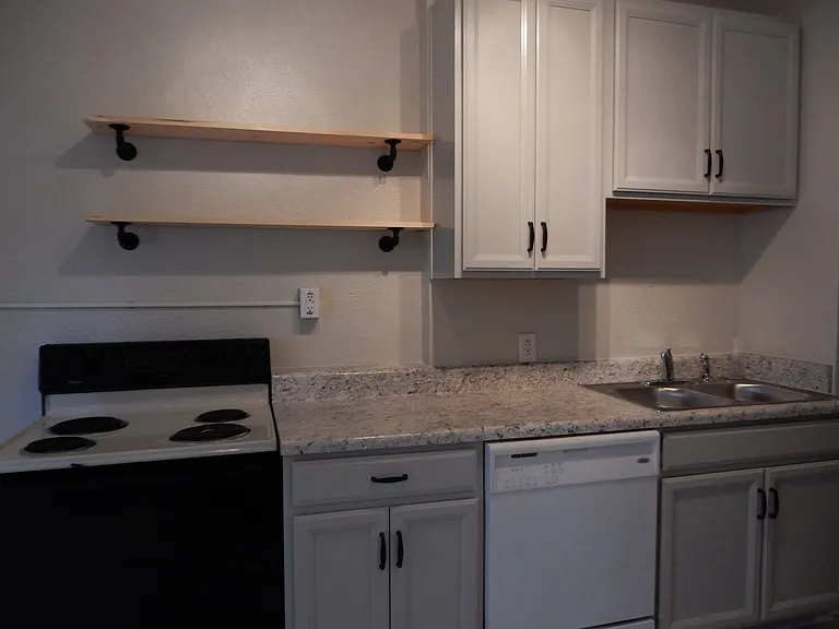359-361 Elm Ave SW — Photo 8