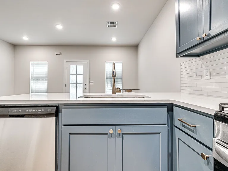 610 W 2nd St #100 — Photo 16