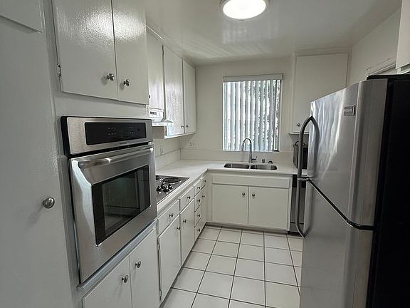 5th image of 144 S Doheny Dr #203