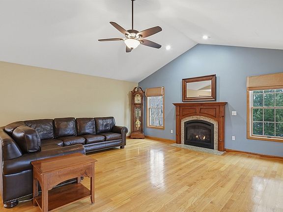 4th image of 44 San Souci Dr