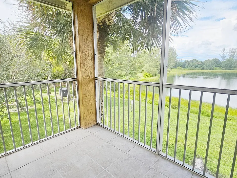 1157 Golden Lakes Blvd #621