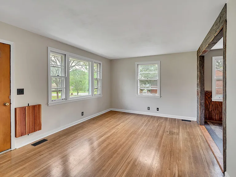 2921 Twin Lawn Dr — Photo 10