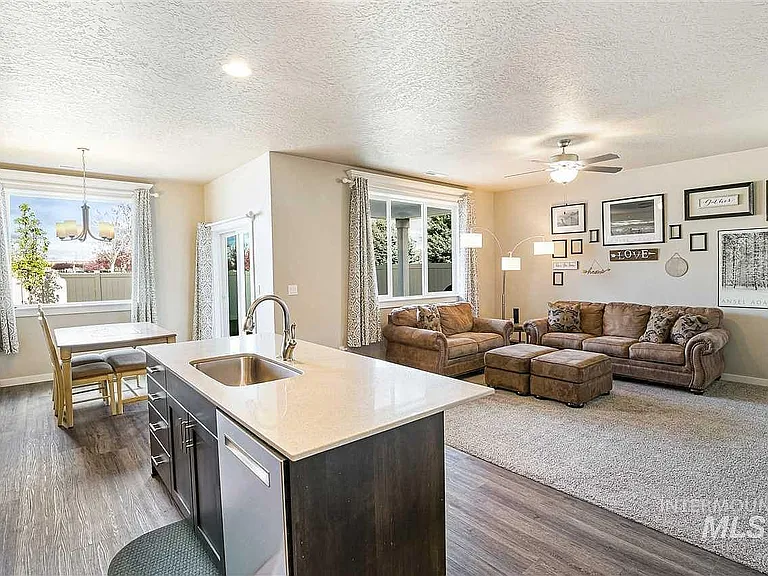 2087 S Hills Ave — Photo 26