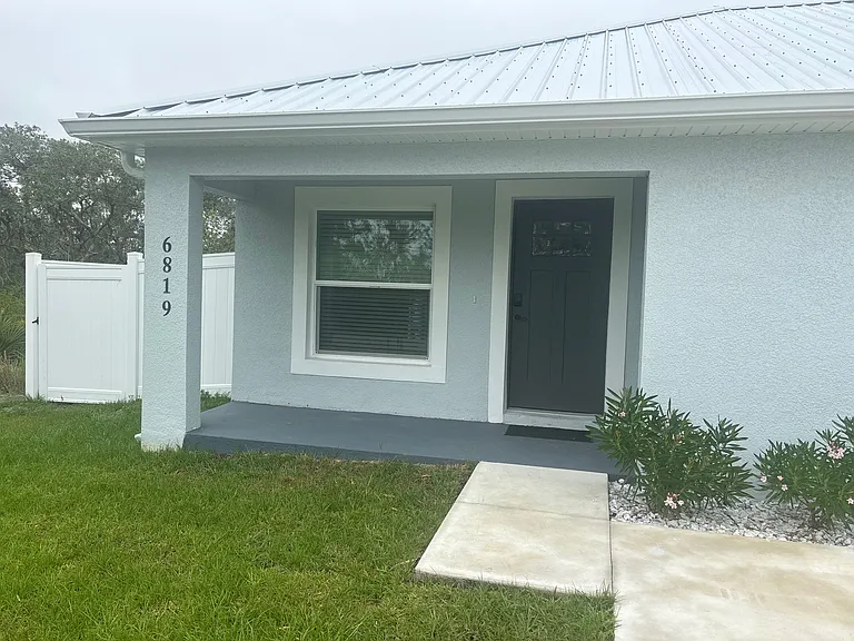Modern home in a quiet Sebring neighborhood just minutes from local golf courses and lakes, with beautifully landscaped grounds that are maintained for you.